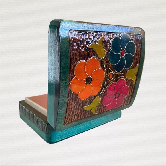 Small Handmade Polish Box with Carved Painted Lacquered Flowers - Picture 9 of 11